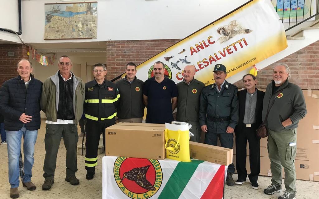 L’ASSOCIAZIONE “LIBERA CACCIA” DI COLLESALVETTI DONA MATERIALE DIDATTICO ALLA SCUOLA DI VICARELLO