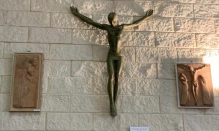 LA FIGLIA DELL’ARTISTA VITALIANO DE ANGELIS DONA TRE OPERE DEL PADRE ALLA PARROCCHIA DI COLLESALVETTI