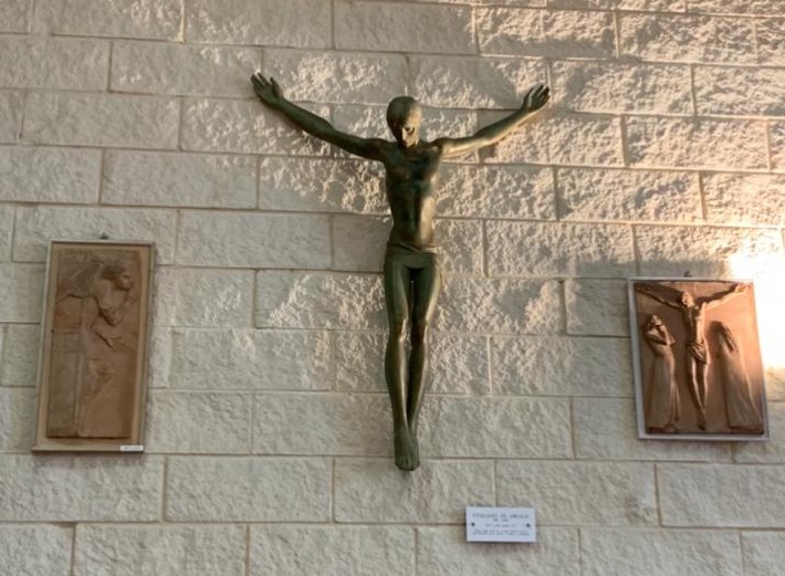 LA FIGLIA DELL’ARTISTA VITALIANO DE ANGELIS DONA TRE OPERE DEL PADRE ALLA PARROCCHIA DI COLLESALVETTI