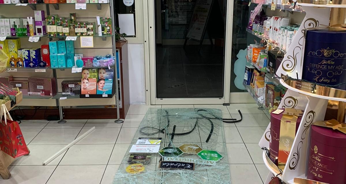 L’INCUBO ALLA FARMACIA DI STAGNO SI RIPETE: «ANCORA UNA VOLTA VETRATA SFONDATA CON UN TOMBINO»