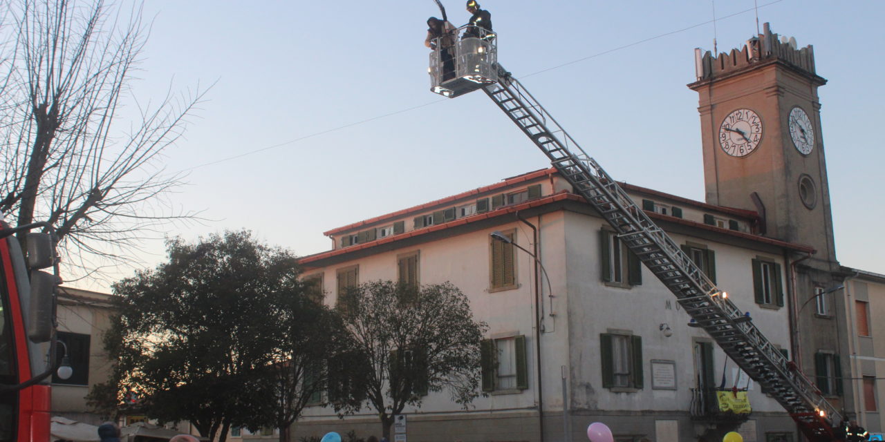 A COLLESALVETTI LA BEFANA VIENE “SALVATA” DALLA TORRE DEL MUNICIPIO DAI VIGILI DEL FUOCO