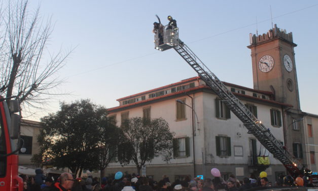 A COLLESALVETTI LA BEFANA VIENE “SALVATA” DALLA TORRE DEL MUNICIPIO DAI VIGILI DEL FUOCO
