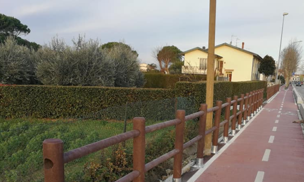PISTA CICLABILE COLLESALVETTI-VICARELLO: INIZIATI I LAVORI DI INSTALLAZIONE DI UNA STACCIONATA DI PROTEZIONE