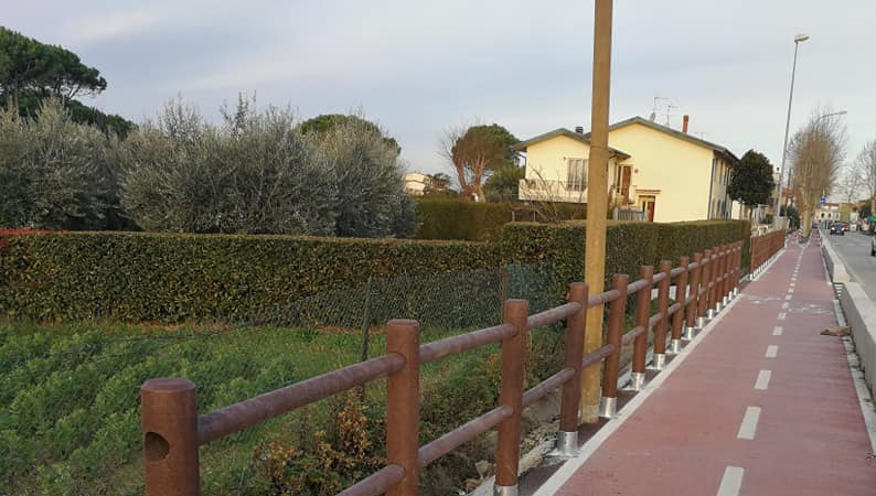 PISTA CICLABILE COLLESALVETTI-VICARELLO: INIZIATI I LAVORI DI INSTALLAZIONE DI UNA STACCIONATA DI PROTEZIONE