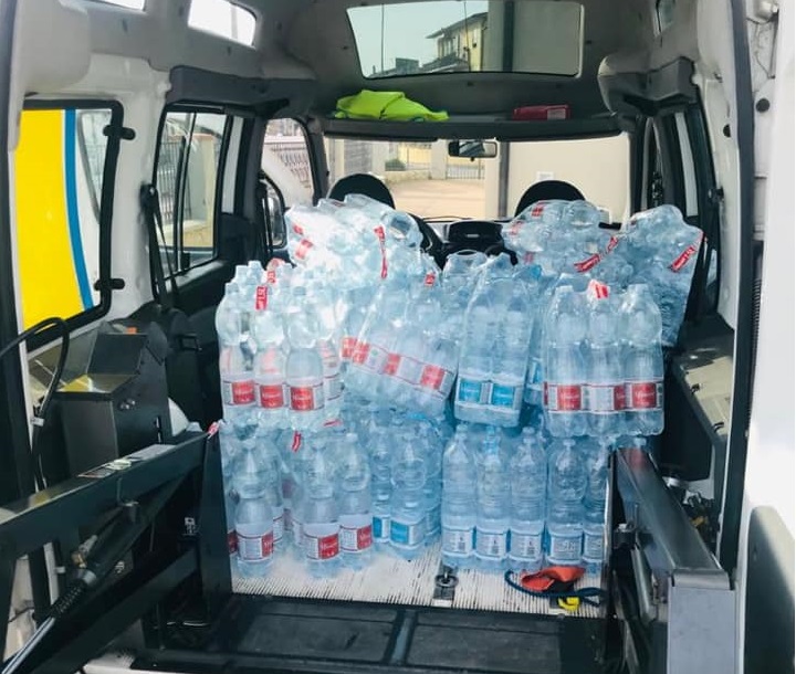 LA MISERICORDIA DI VICARELLO: «DONATA UNA GRANDE QUANTITÀ DI CASSE D’ACQUA PER I BISOGNOSI»