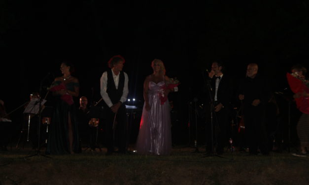 NELLA NATURA DI GUASTICCE IL PUBBLICO SI GODE LA MUSICA DI “OPERA AL LAGO”