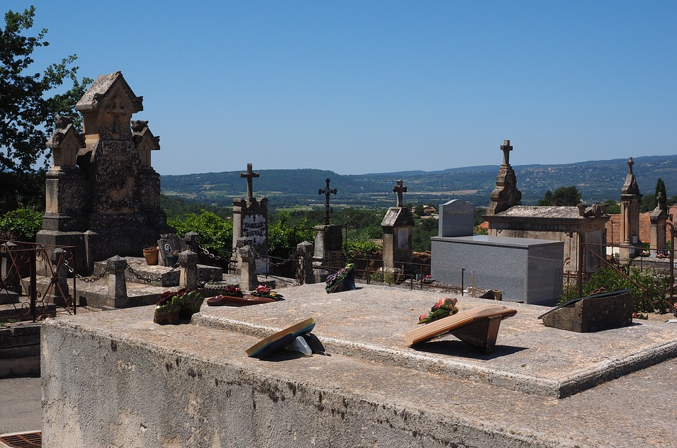 IL SENSO SPIRITUALE DELLA COMMEMORAZIONE DEI DEFUNTI SPIEGATO DAL PARROCO DI GUASTICCE