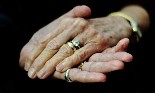 RSA, VISITE POSSIBILI SOLO AI VACCINATI CON BOOSTER O DOPPIA DOSE PIÙ TAMPONE