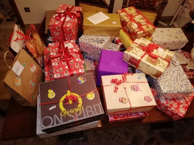 NATALE SOLIDALE: GLI SCOUT DI GUASTICCE PREPARANO PACCHI REGALO PER I BISOGNOSI E LA CARITAS DISTRIBUISCE