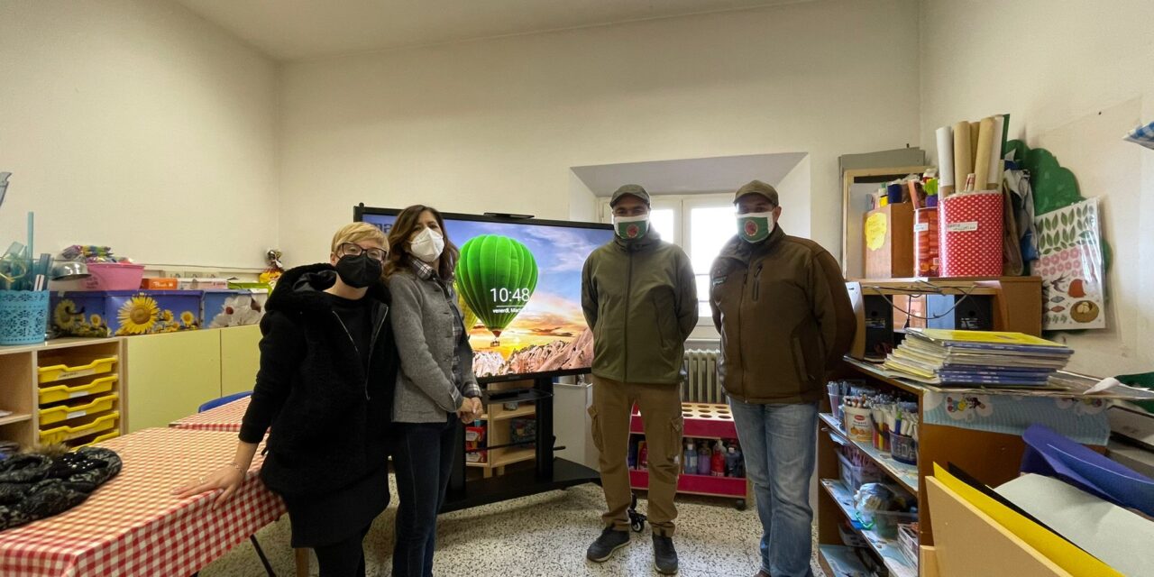 L’ASSOCIAZIONE “LIBERA CACCIA” DONA UNA LIM AGLI ALLIEVI DELLA SCUOLA DI COLLESALVETTI