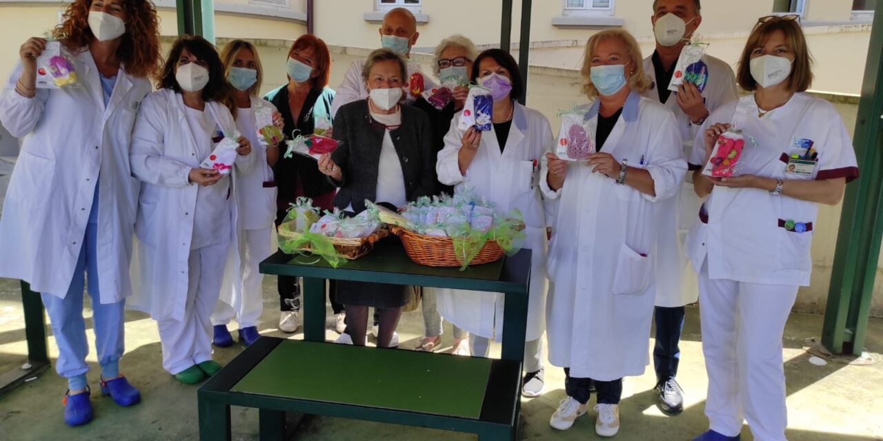 LE NONNE DONANO AI NEONATI 50 CAPPELLINI FATTI A MANO