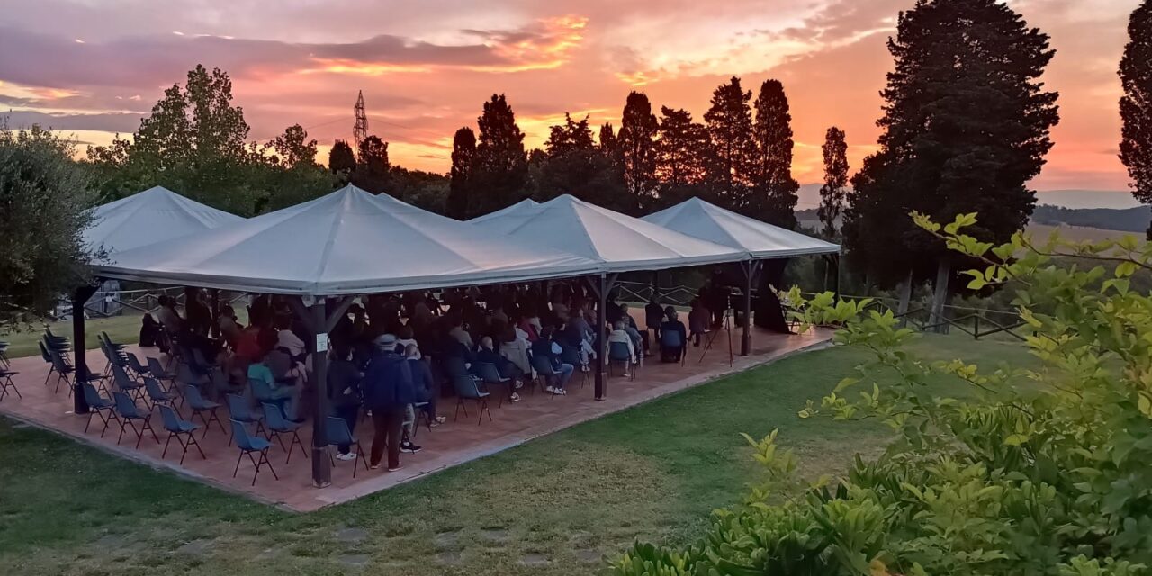 ALBA CLARA: A GUASTICCE IL “DUO BALDO” INCANTA IL PUBBLICO: ECCO COME SI FONDONO IN ARMONIA NATURA E MUSICA