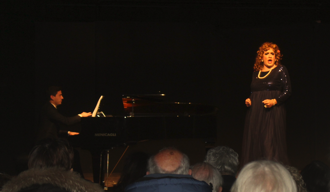 SUL PALCO DI COLLESALVETTI MISS BADESSA DIVERTE E COINVOLGE IL PUBBLICO COLLIGIANO