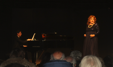 SUL PALCO DI COLLESALVETTI MISS BADESSA DIVERTE E COINVOLGE IL PUBBLICO COLLIGIANO