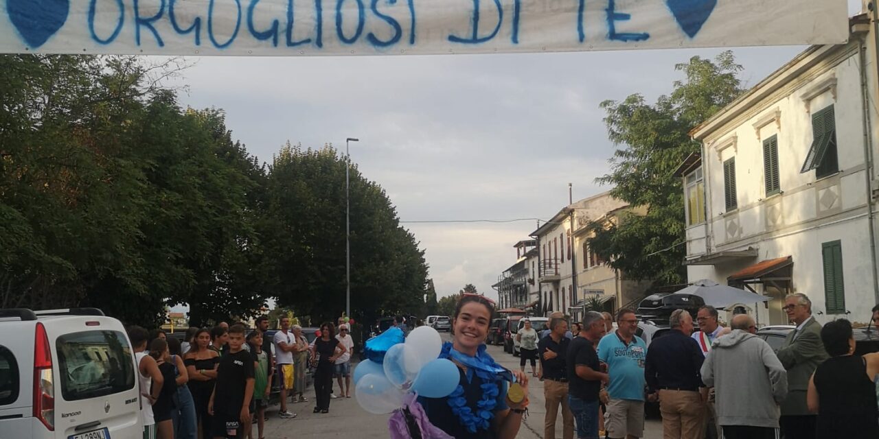 “BENTORNATA CAMPIONESSA, OROGLIOSI DI TE”: STAGNO ACCOGLIE SARA DEL GRATTA DOPO IL TRIONFO AI MONDIALI