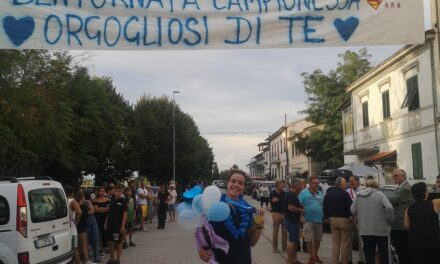 “BENTORNATA CAMPIONESSA, OROGLIOSI DI TE”: STAGNO ACCOGLIE SARA DEL GRATTA DOPO IL TRIONFO AI MONDIALI