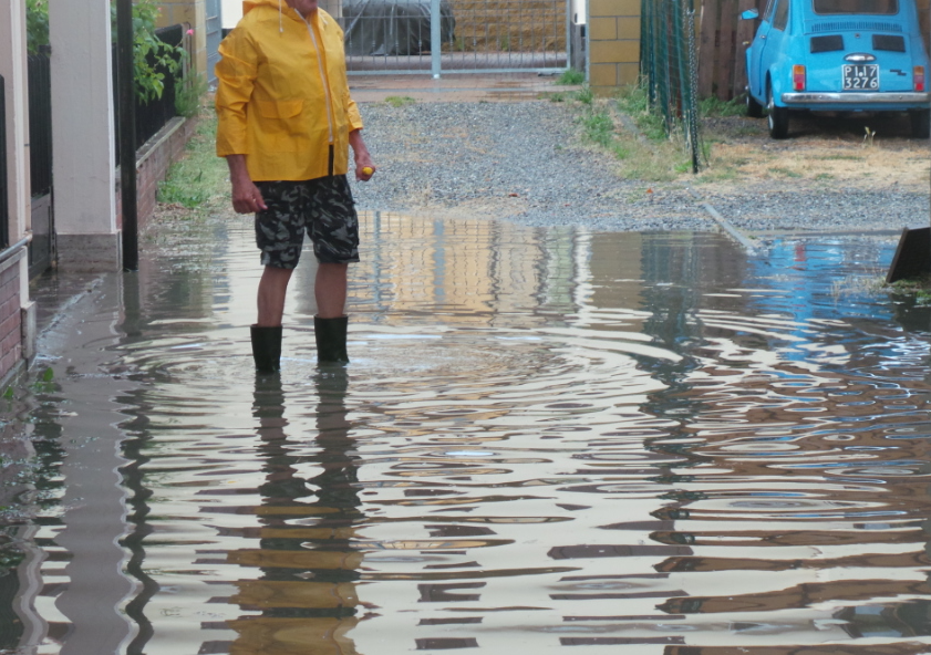 IL MALTEMPO FA VIVERE AI COLLIGIANI UNA GIORNATA DA INCUBO. IL COMUNE: «MASSIMA PRUDENZA, LIMITATE GLI SPOSTAMENTI». OGGI SCUOLE CHIUSE