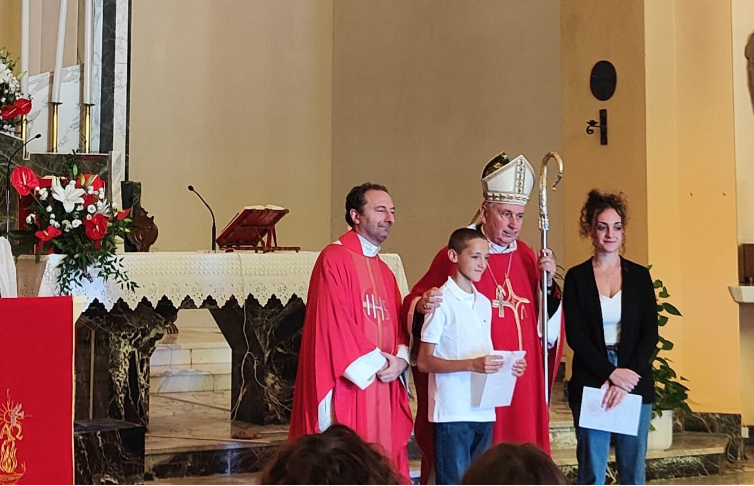 IL VESCOVO A GUASTICCE PER IMPARTIRE IL SACRAMENTO DELLA CRESIMA