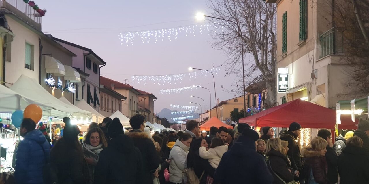 VICARELLO SI VESTE DI MAGIA: GIOIA AI MERCATINI DI NATALE