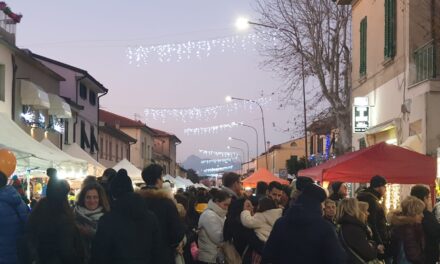 VICARELLO SI VESTE DI MAGIA: GIOIA AI MERCATINI DI NATALE
