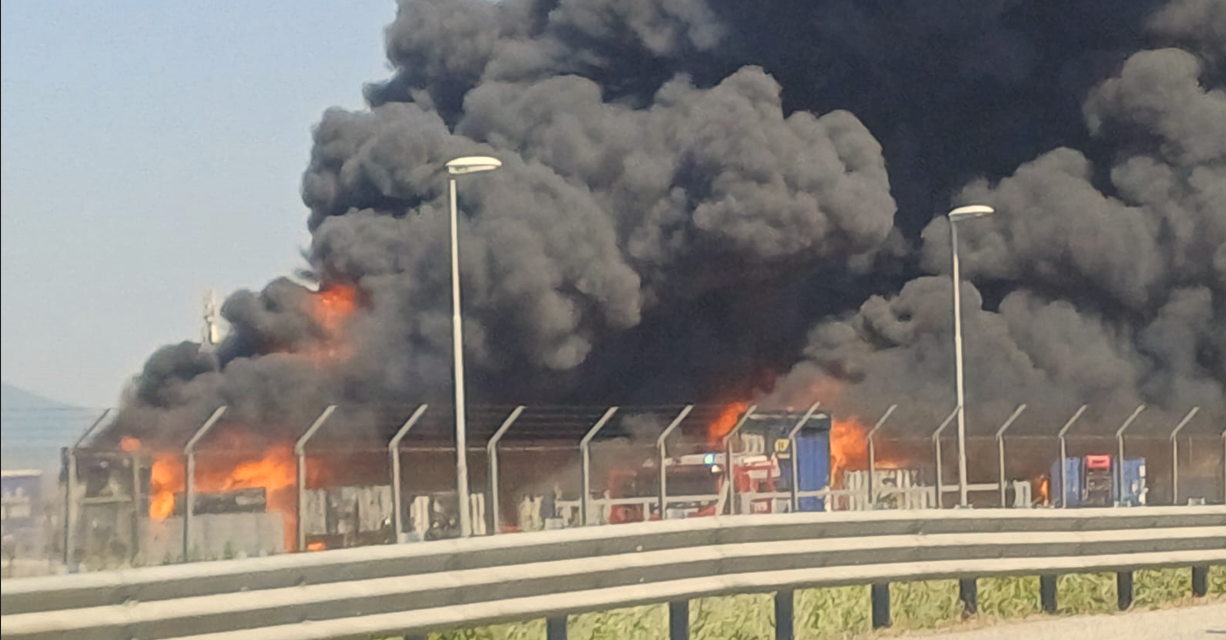 INCENDIO DENTRO L’INTERPORTO DI GUASTICCE: IN FIAMME UN DEPOSITO DI RIMORCHI