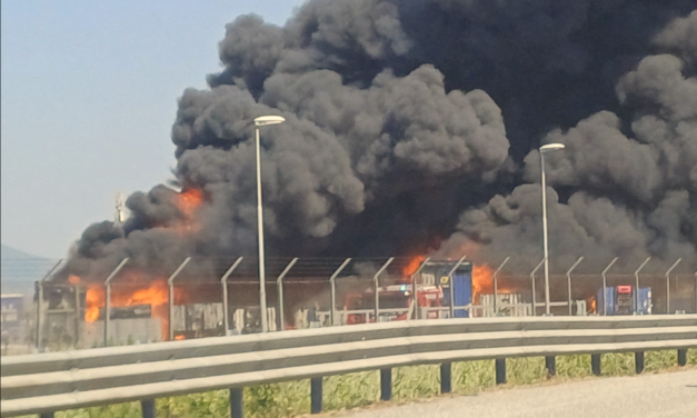 INCENDIO DENTRO L’INTERPORTO DI GUASTICCE: IN FIAMME UN DEPOSITO DI RIMORCHI