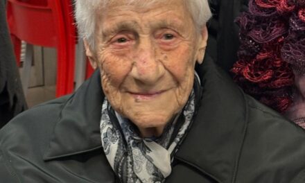 SIRIA ARZILLI: LA CENTENARIA DI STAGNO FESTEGGIA IL SECOLO TRA I RICORDI E L’AFFETTO DELLA COMUNITÀ