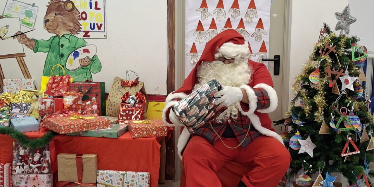 A VICARELLO LA GENTILEZZA DIVENTA EDUCAZIONE: TRA SOLIDARIETÀ E PACE, IL NATALE DEI BAMBINI DELLA “FEDERICO PACCHETTI”